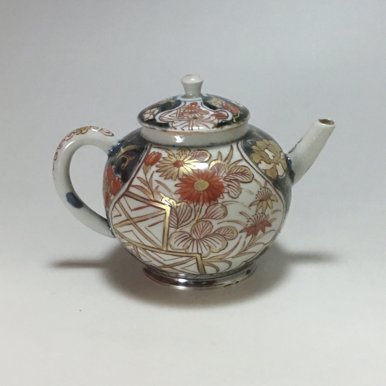 Théière en porcelaine du Japon à décor Imari - Début du XVIIIe siècle