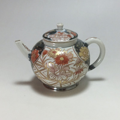 Théière en porcelaine du Japon à décor Imari - Début du XVIIIe siècle