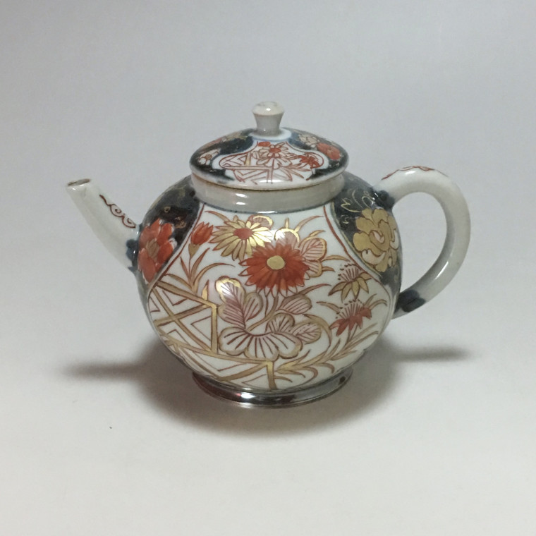 Théière en porcelaine du Japon à décor Imari - Début du XVIIIe siècle