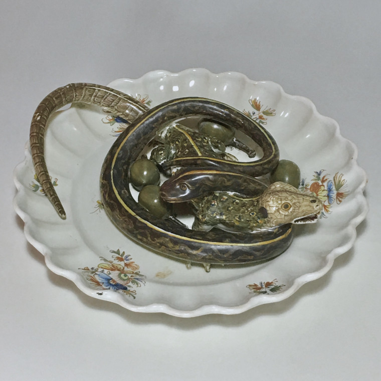 Alcora earthenware plate decorated in trompe-l'oeil - Eighteenth century -SOLD