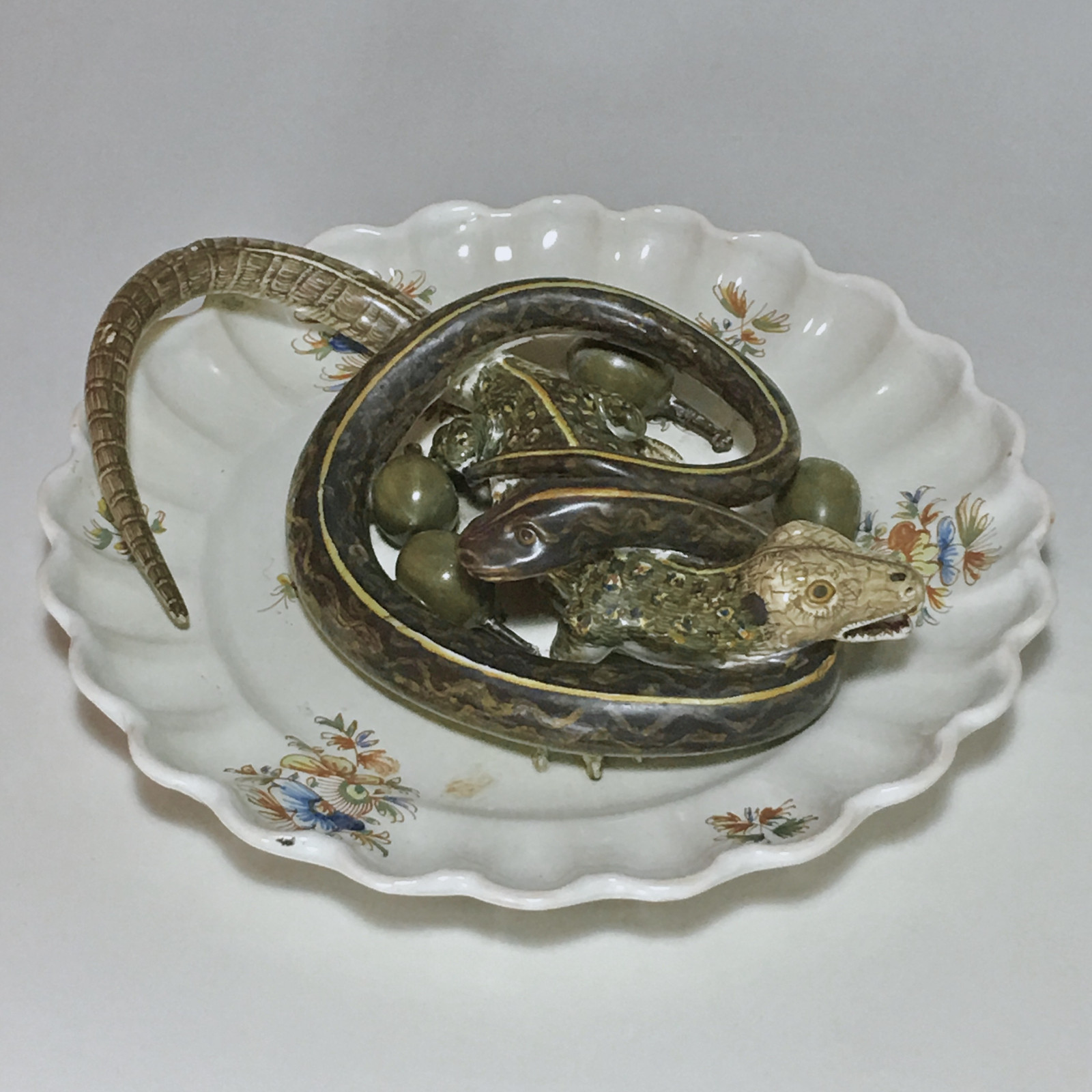 Assiette en faïence d'Alcora décorée en trompe-l'oeil - XVIIIe siècle - VENDU