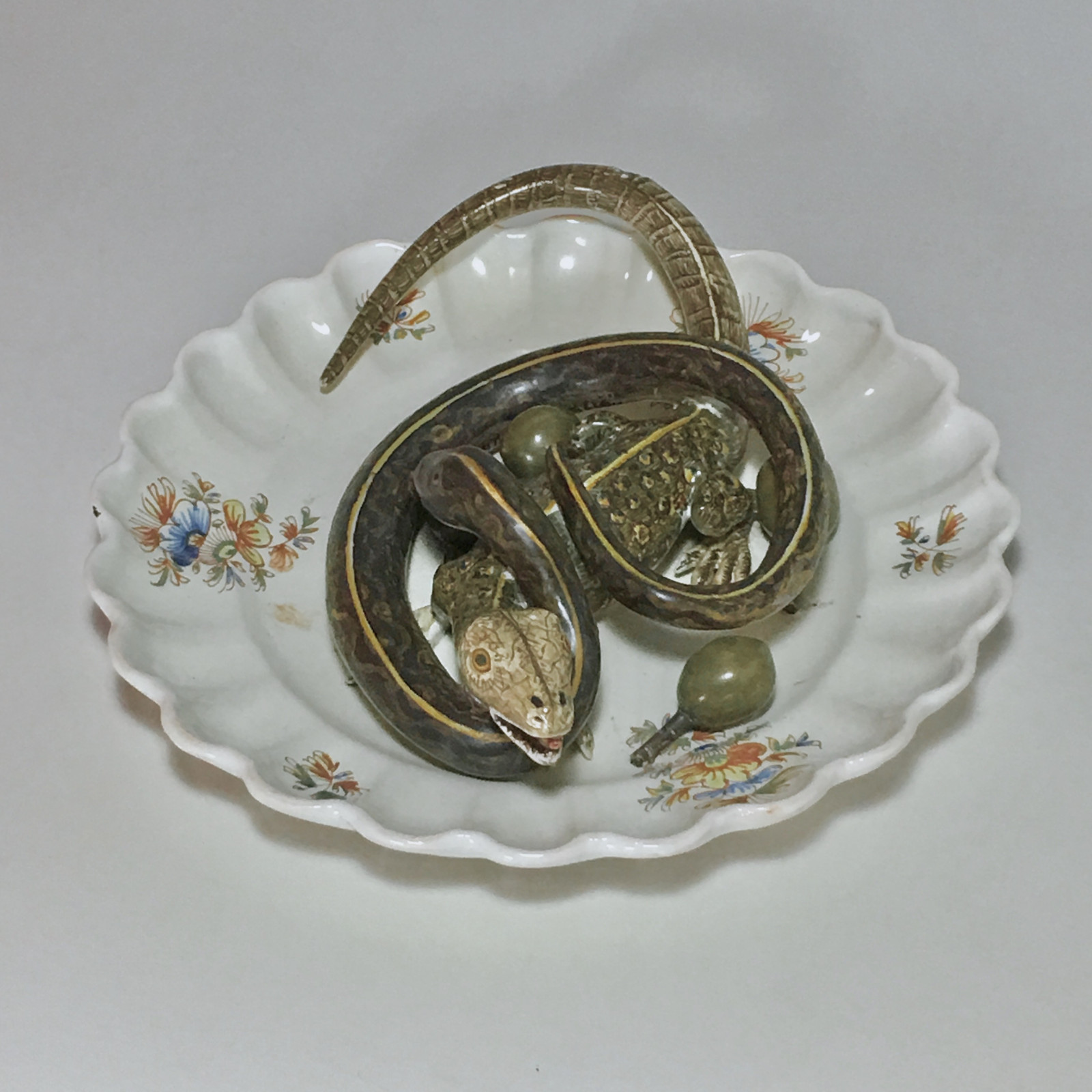 Assiette en faïence d'Alcora décorée en trompe-l'oeil - XVIIIe siècle - VENDU