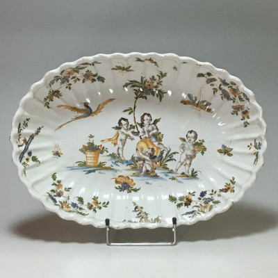 LYON - Plat à décor de putti - XVIIIe siècle - VENDU