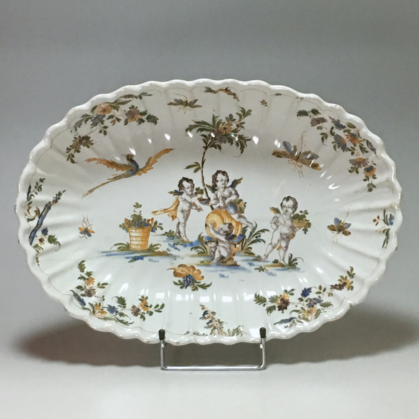 LYON - Plat à décor de putti - XVIIIe siècle - VENDU