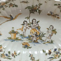 LYON - Plat à décor de putti - XVIIIe siècle - VENDU