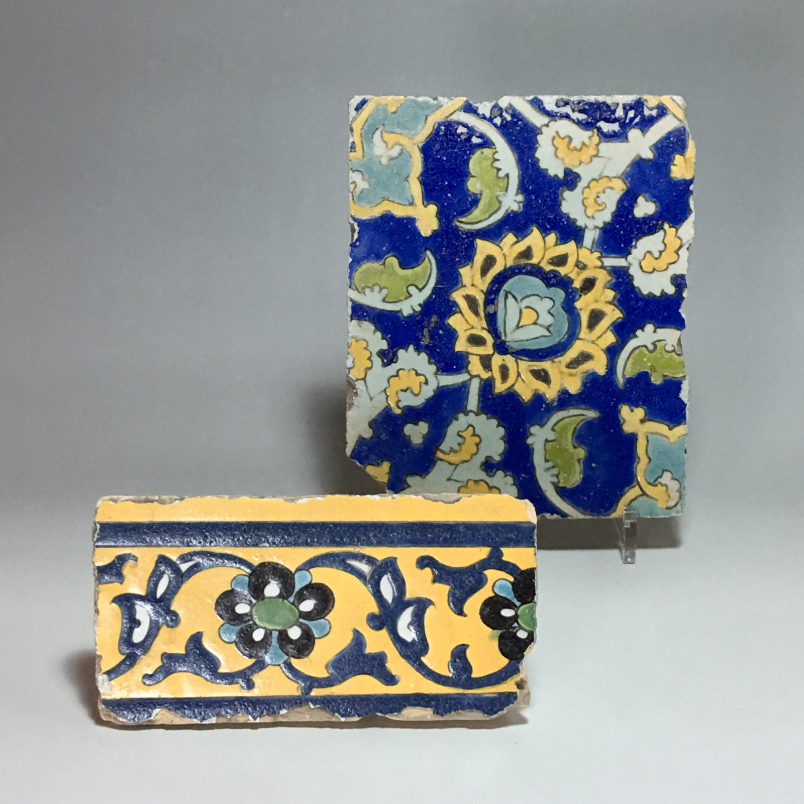 Deux carreaux de revêtement à décor floral polychrome en "cuerda seca" - Iran - Art Safavide - XVIIe siècle