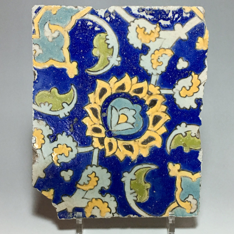 Deux carreaux de revêtement à décor floral polychrome en "cuerda seca" - Iran - Art Safavide - XVIIe siècle