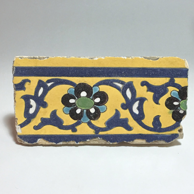 Deux carreaux de revêtement à décor floral polychrome en "cuerda seca" - Iran - Art Safavide - XVIIe siècle