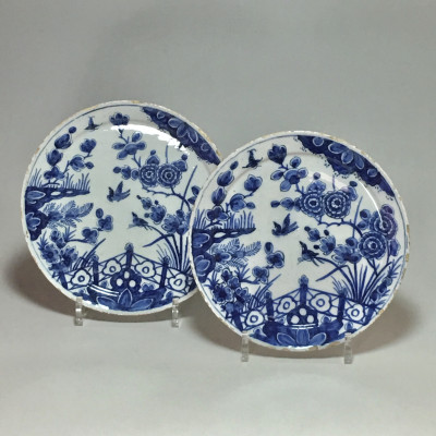 Delft - Paire d'assiettes dans le style de l'Extrême-Orient - début du XVIIIe siècle