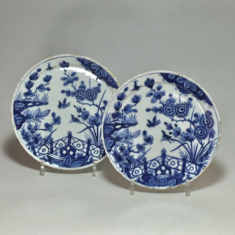 Delft - Paire d'assiettes dans le style de l'Extrême-Orient - début du XVIIIe siècle