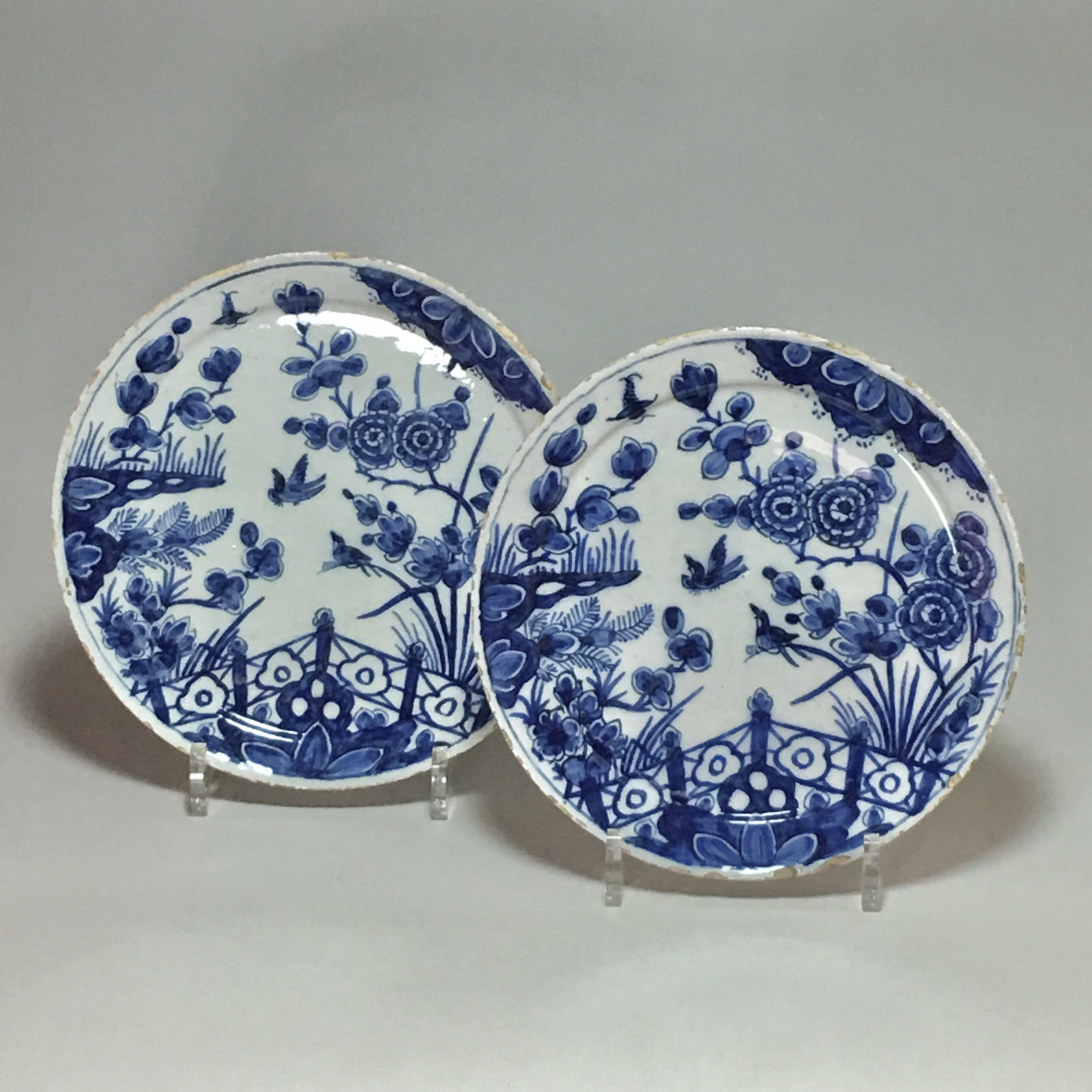 Delft - Paire d'assiettes dans le style de l'Extrême-Orient - début du XVIIIe siècle