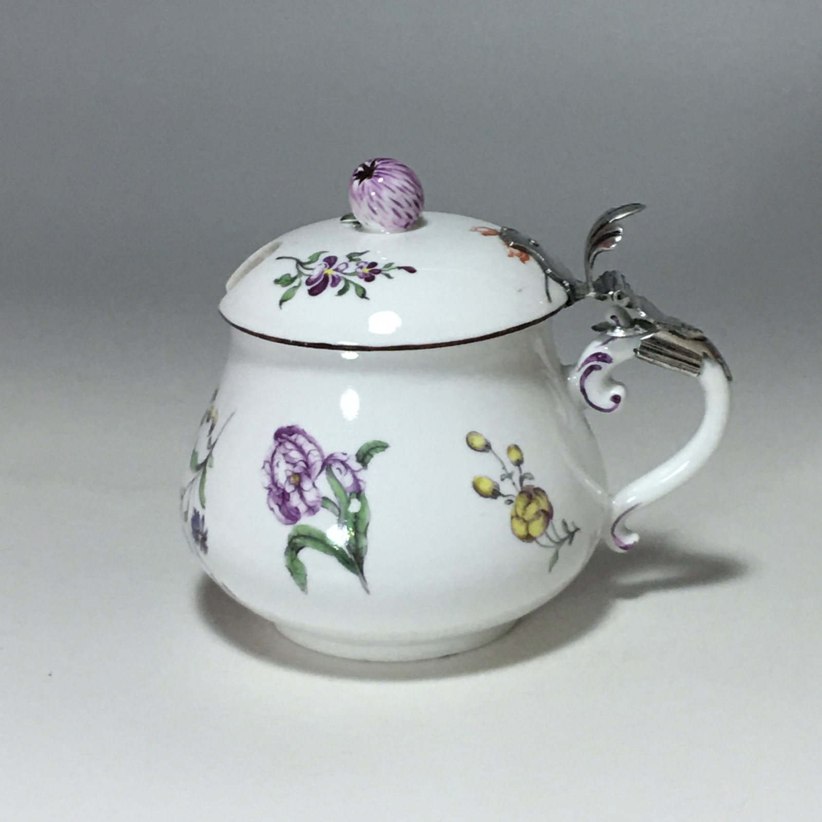 Moutardier couvert en porcelaine de Höchst - Vers 1750 - 1763