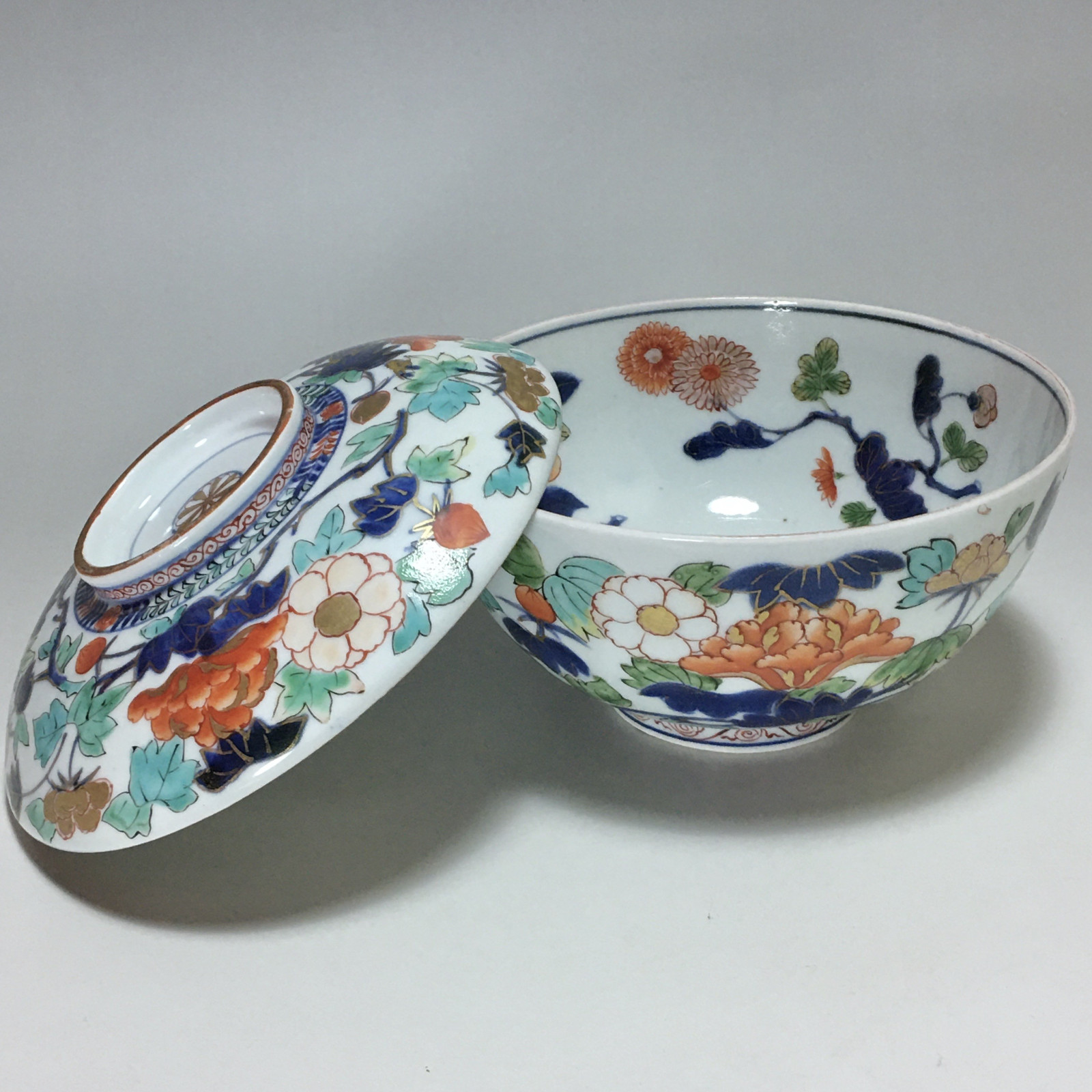 Japon - Bol couvert à décor polychrome - vers 1690- 1720