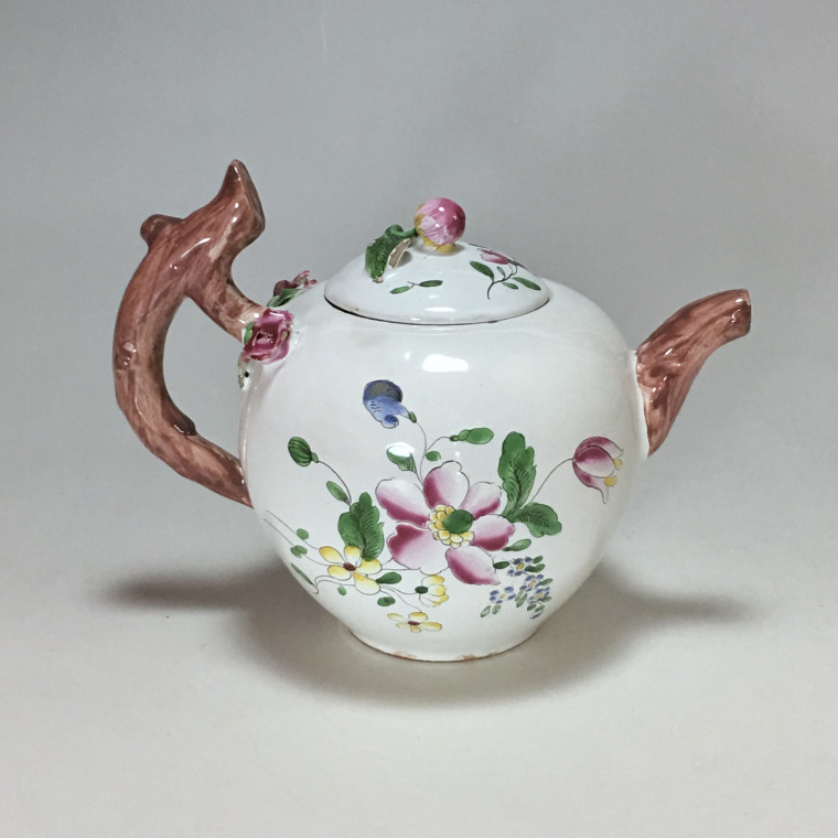 Théière en faïence de Strasbourg à décor floral de petit feu - XVIIIe siècle