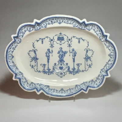 Lyon - Plat à décor Bérain - XVIIIe siècle