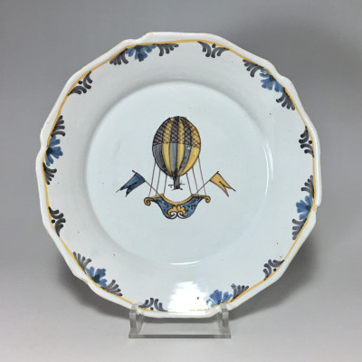Nevers Assiette à la montgolfière - XVIIIe siècle