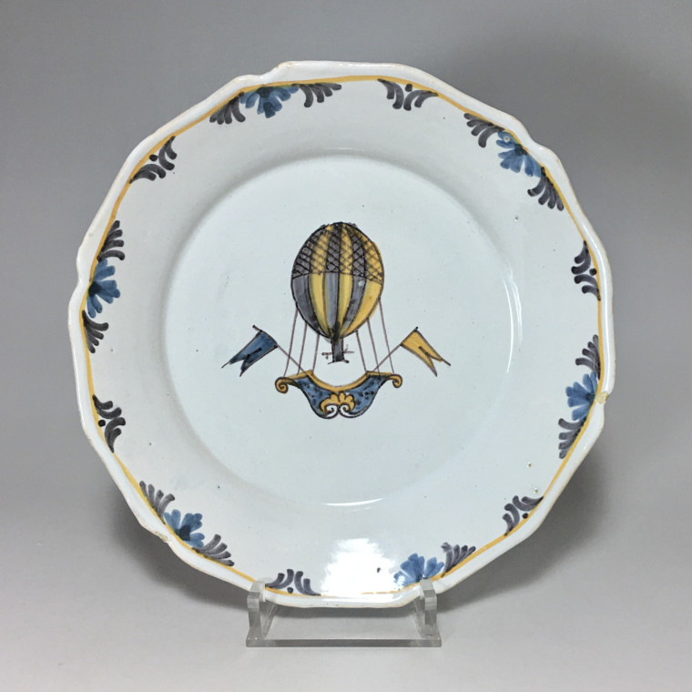 Nevers Assiette à la montgolfière - XVIIIe siècle