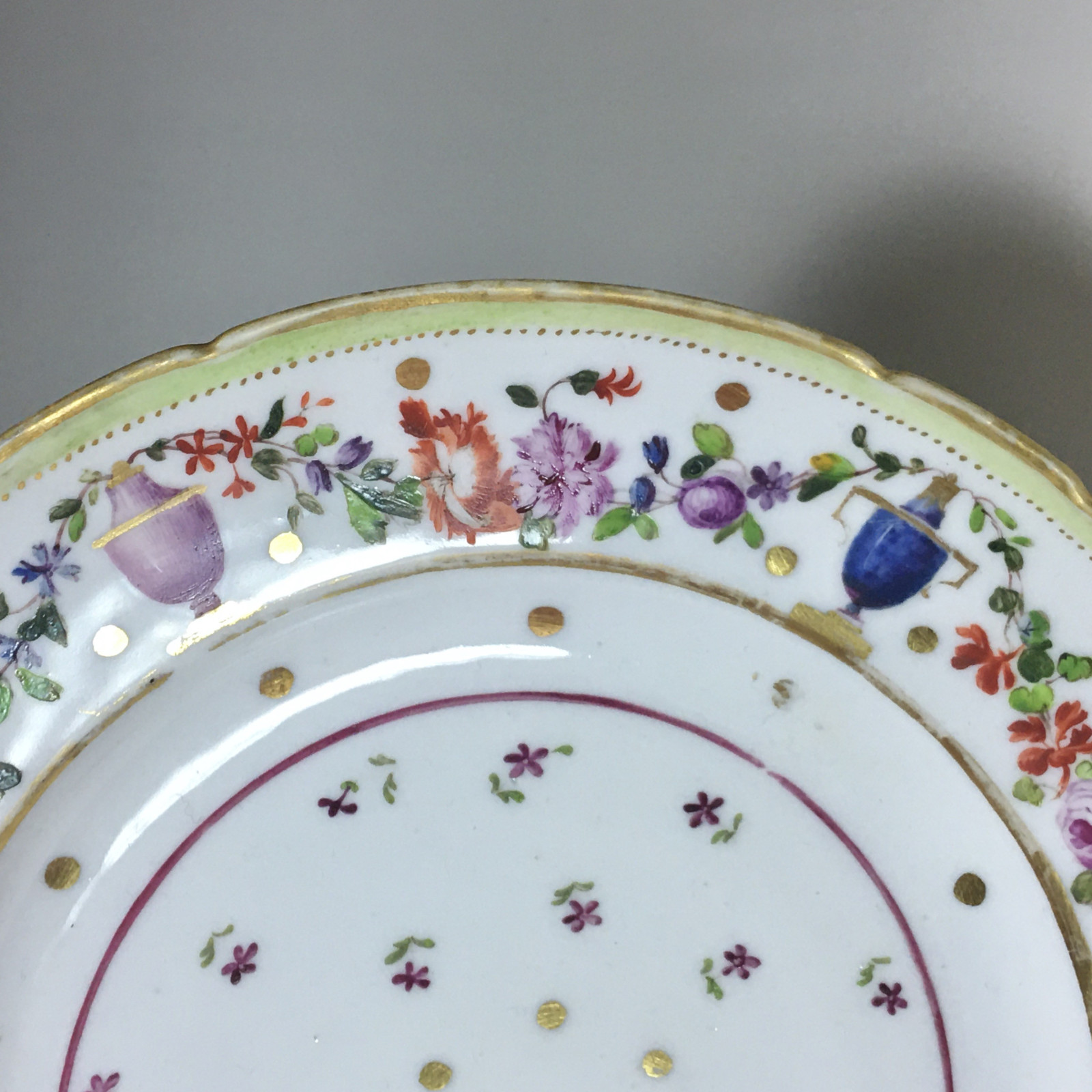 Paris – Assiette en porcelaine de PARIS, Manufacture du Petit Carousel (2) – XVIIIe siècle