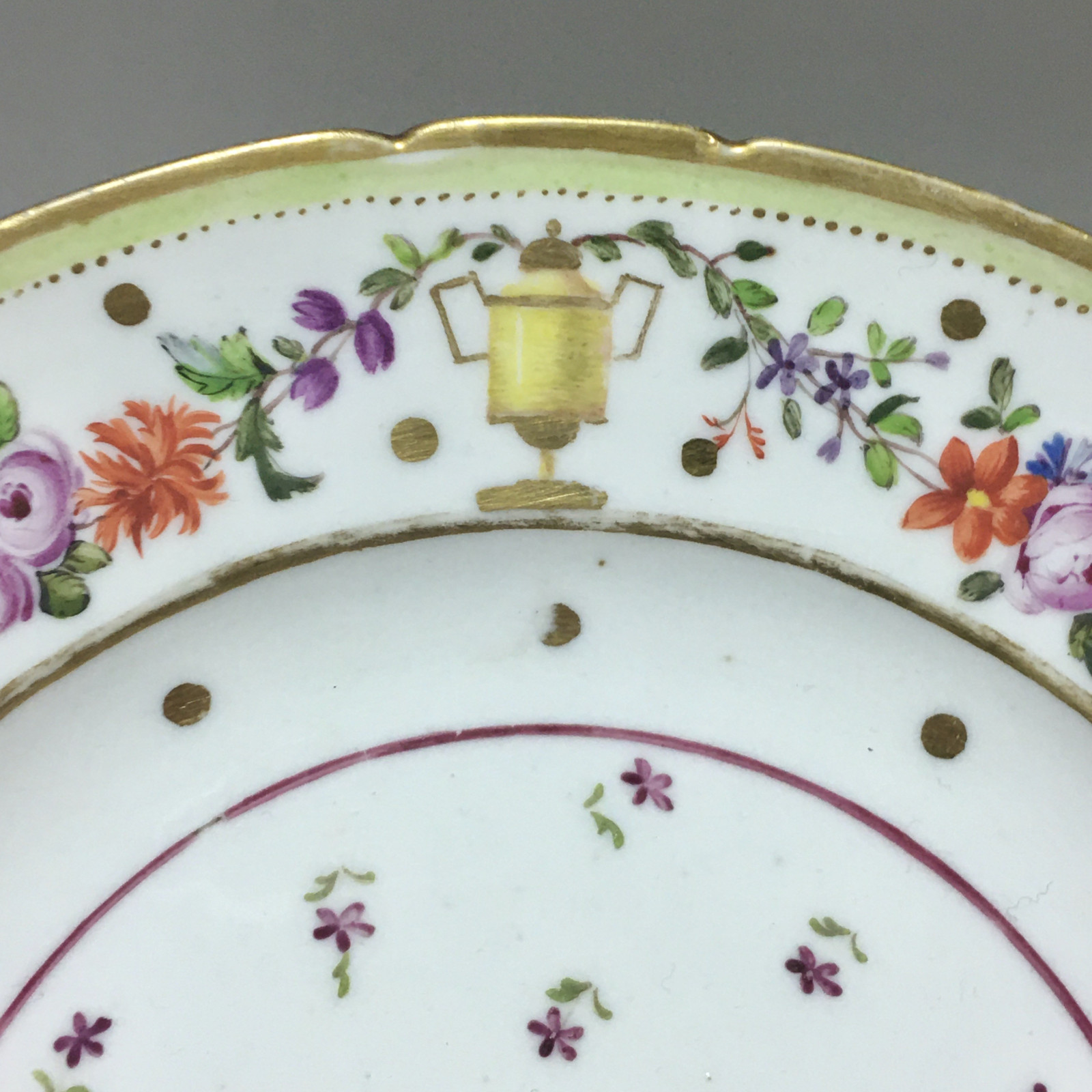Paris – Assiette en porcelaine de PARIS, Manufacture du Petit Carousel (2) – XVIIIe siècle