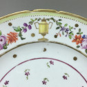 Paris – Assiette en porcelaine de PARIS, Manufacture du Petit Carousel (2) – XVIIIe siècle