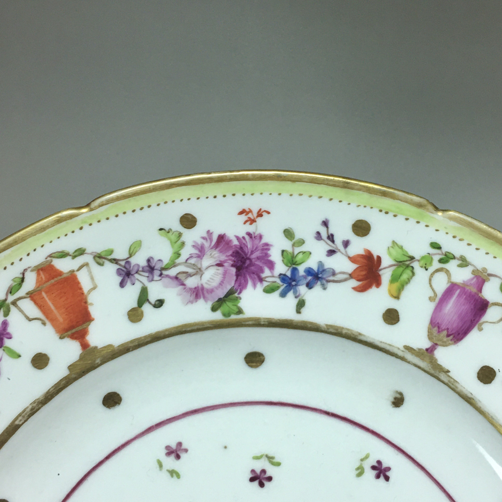 Paris – Assiette en porcelaine de PARIS, Manufacture du Petit Carousel (2) – XVIIIe siècle