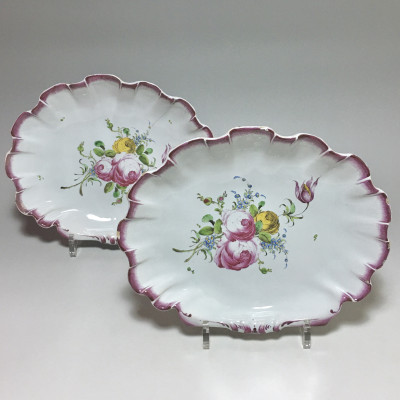 Meillonnas - Pair of shells, Painted in fine quality - Eighteenth century
