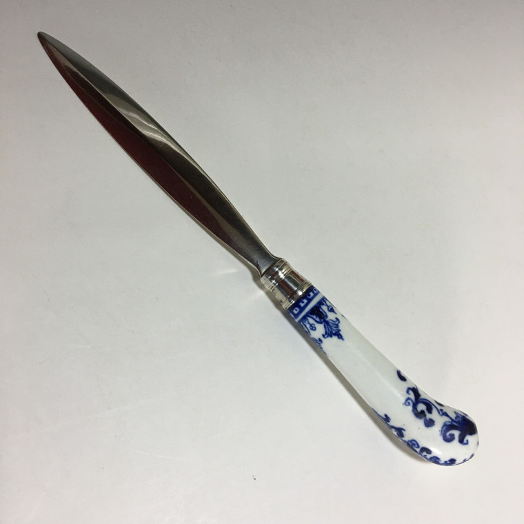 Coupe papier en argent, manche en porcelaine de Saint-Cloud du XVIIIe siècle