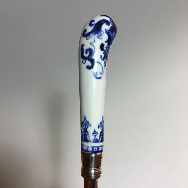 Coupe papier en argent, manche en porcelaine de Saint-Cloud du XVIIIe siècle