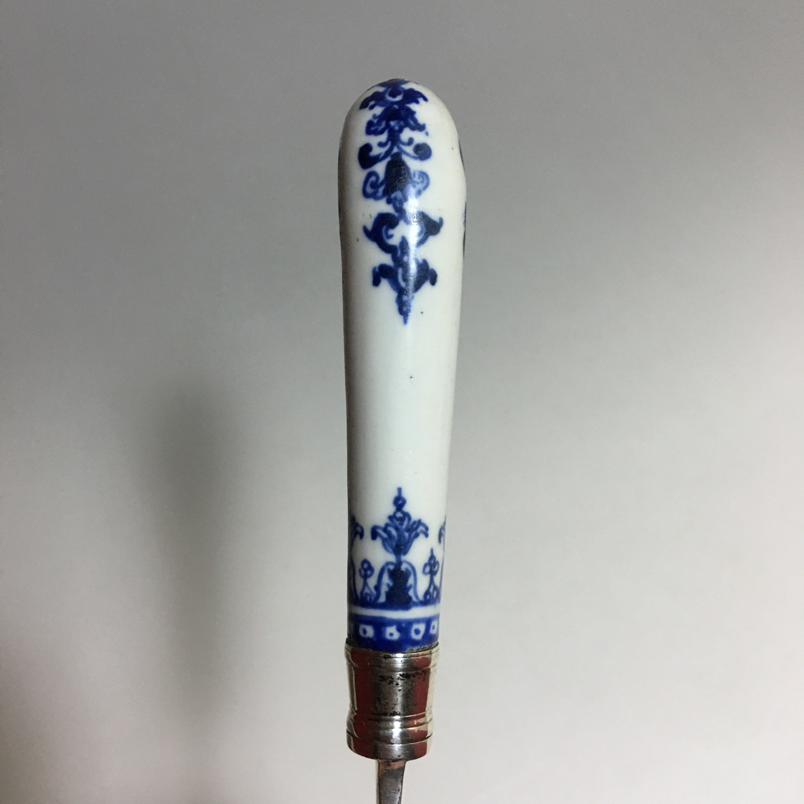 Coupe papier en argent, manche en porcelaine de Saint-Cloud du XVIIIe siècle