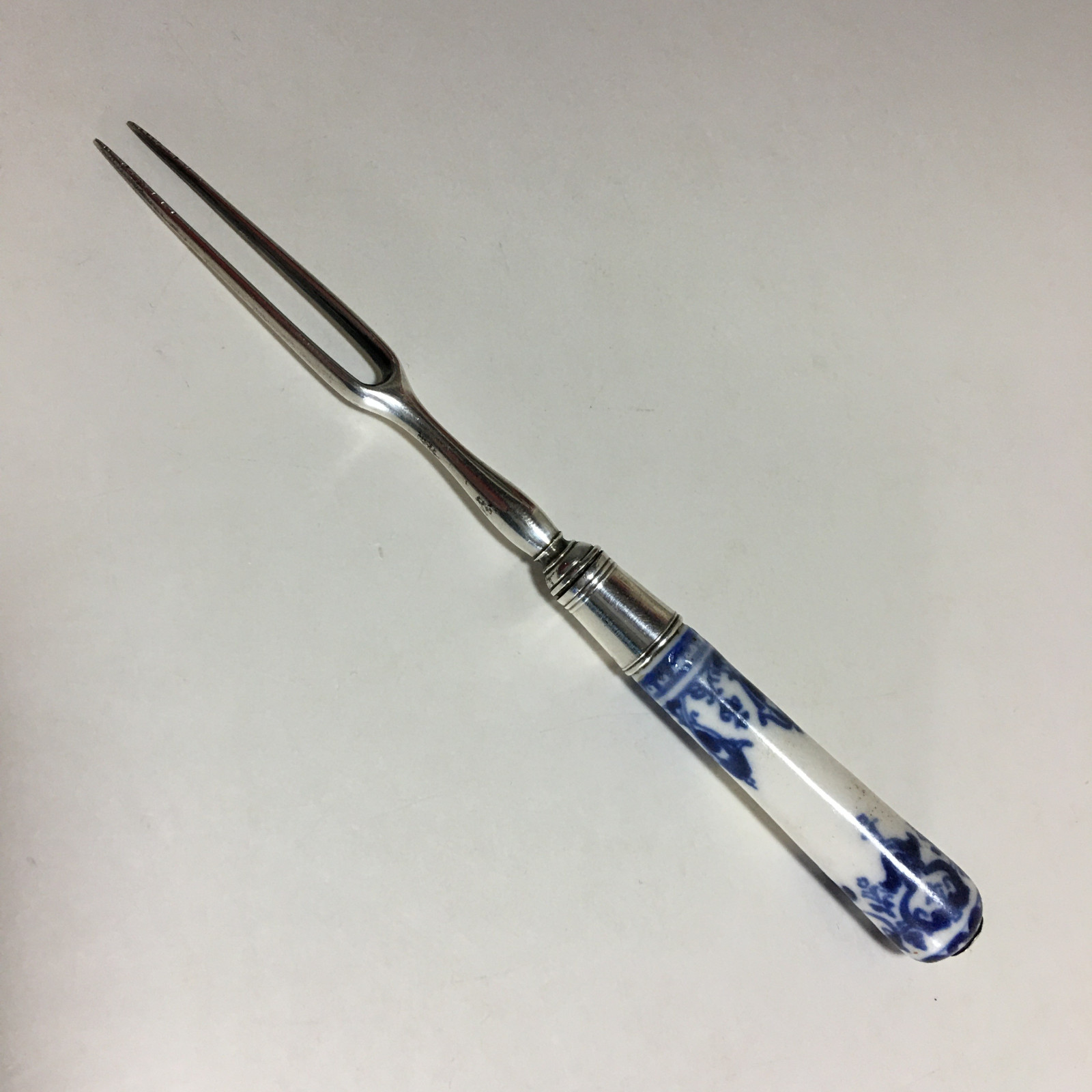 Rare petite fourchette en argent, manche en porcelaine tendre de Saint Cloud – XVIIIe siècle