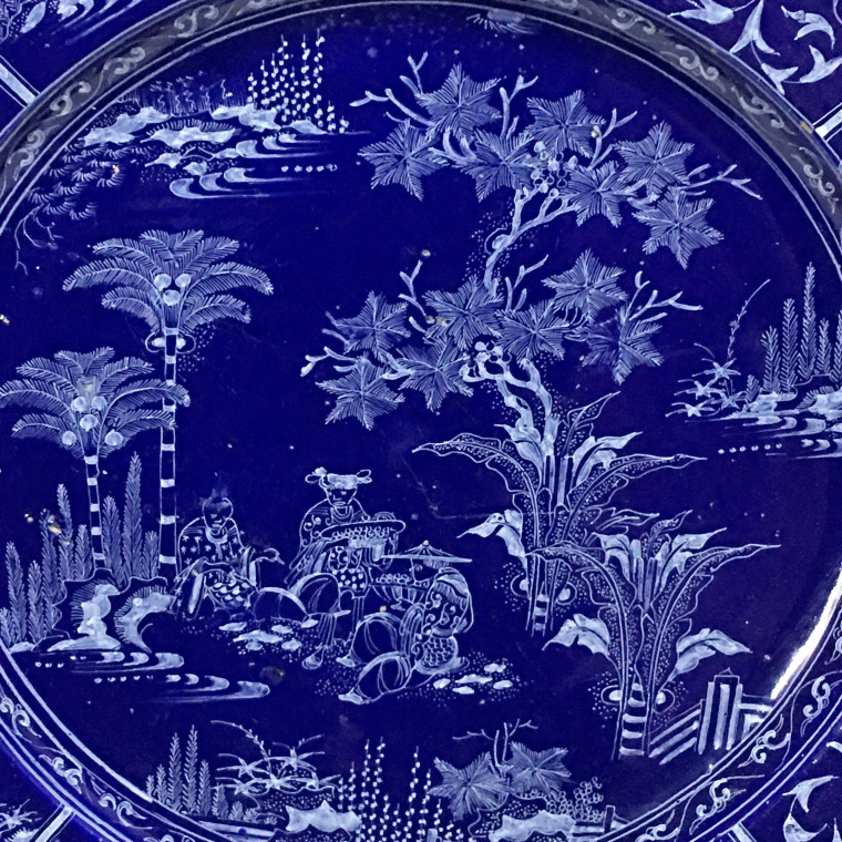 Exceptionnel plat en faïence de Nevers à décor aux chinois sur fond bleu persan – Vers 1660