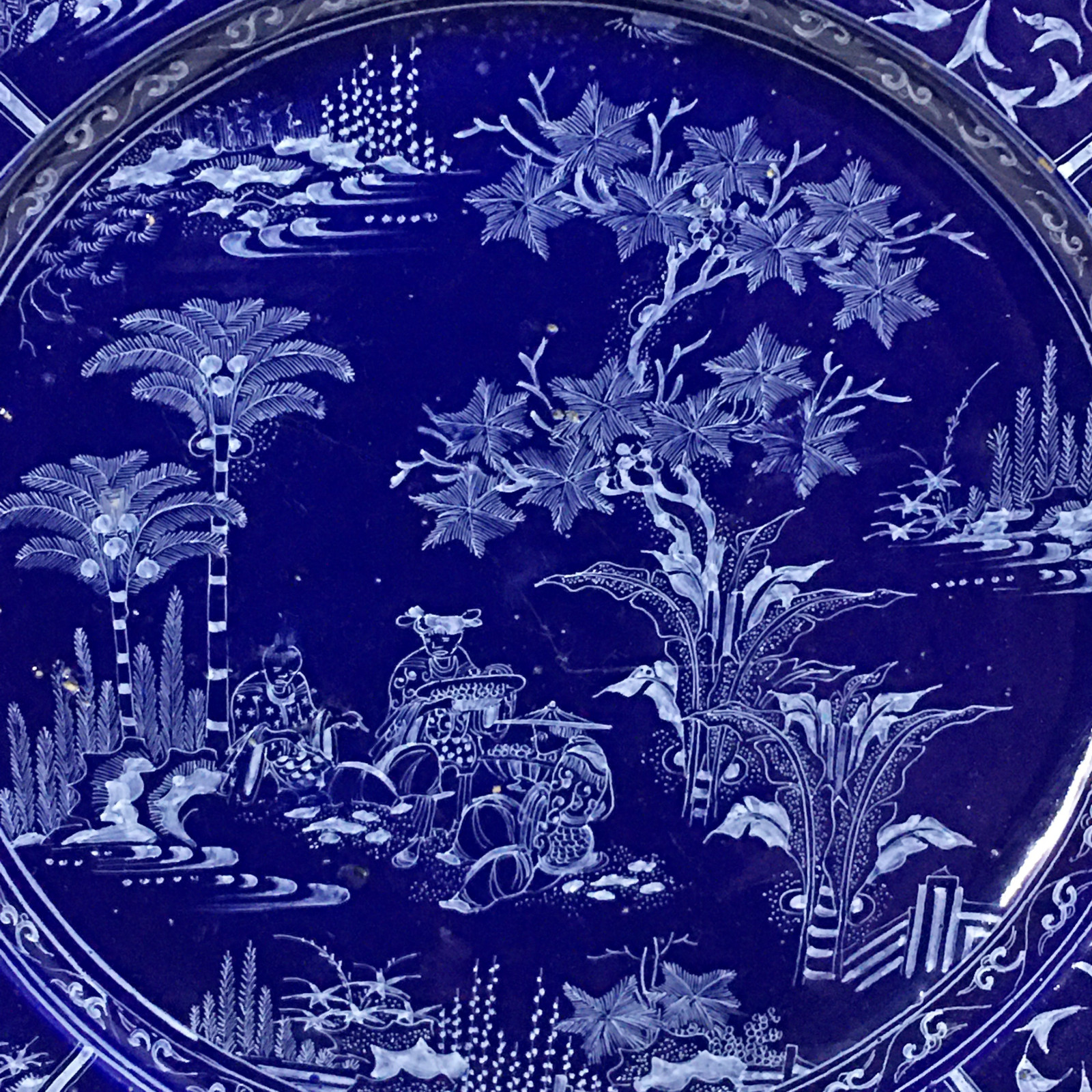 Exceptionnel plat en faïence de Nevers à décor aux chinois sur fond bleu persan – Vers 1660