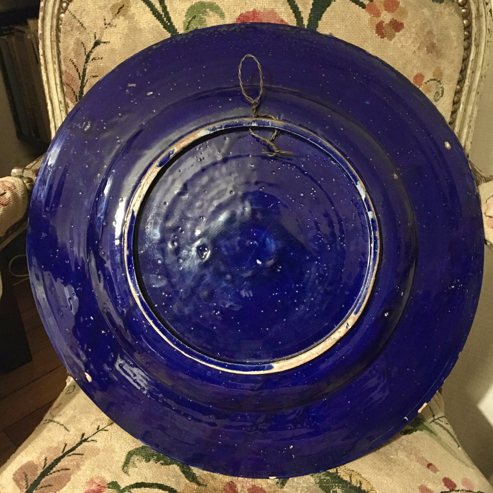 Exceptional Nevers earthenware dish with Chinese decoration on a Persian blue background - circa 1660