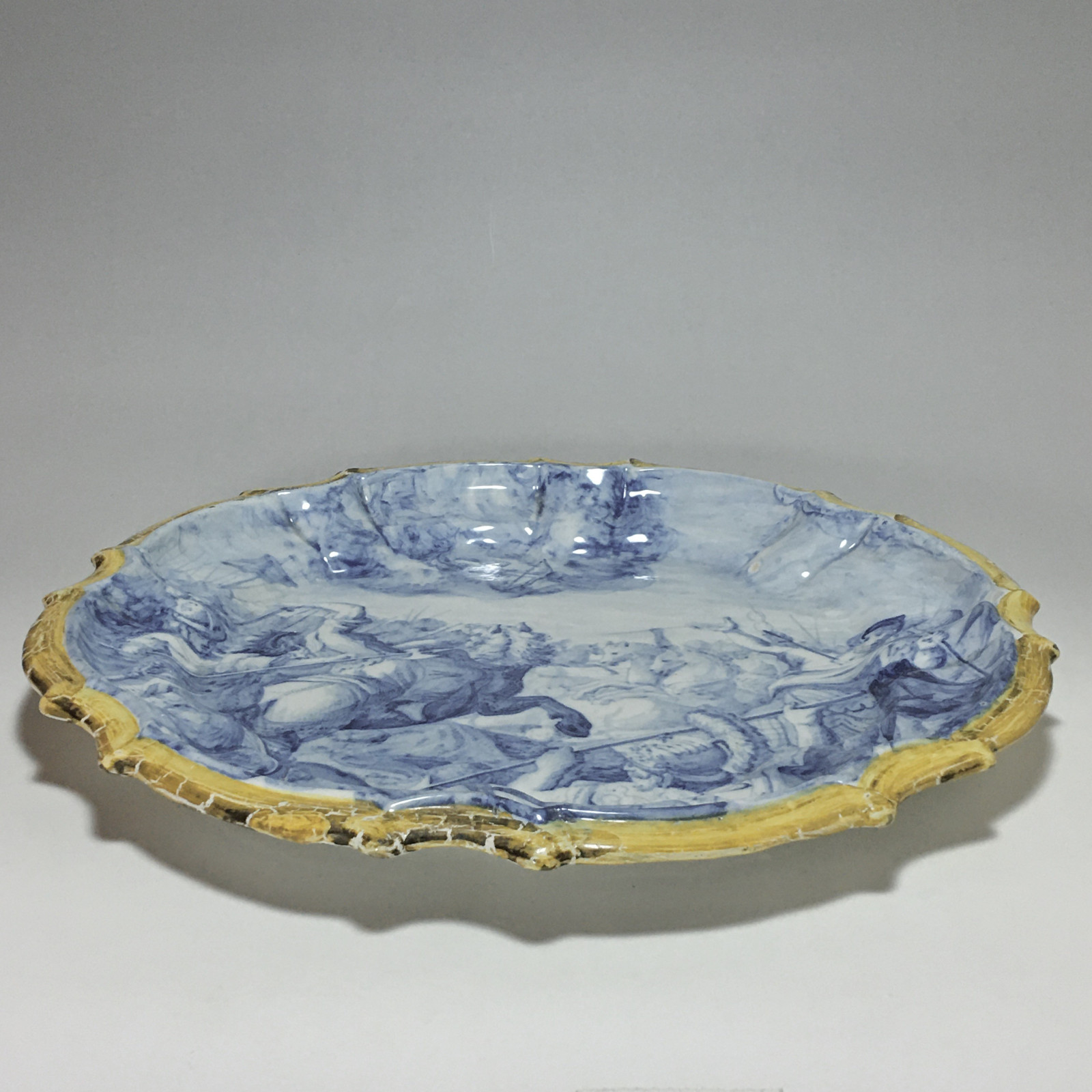 Plat en faïence de Lodi (Italie) - Décor d'une scène de bataille - XVIIIe siècle