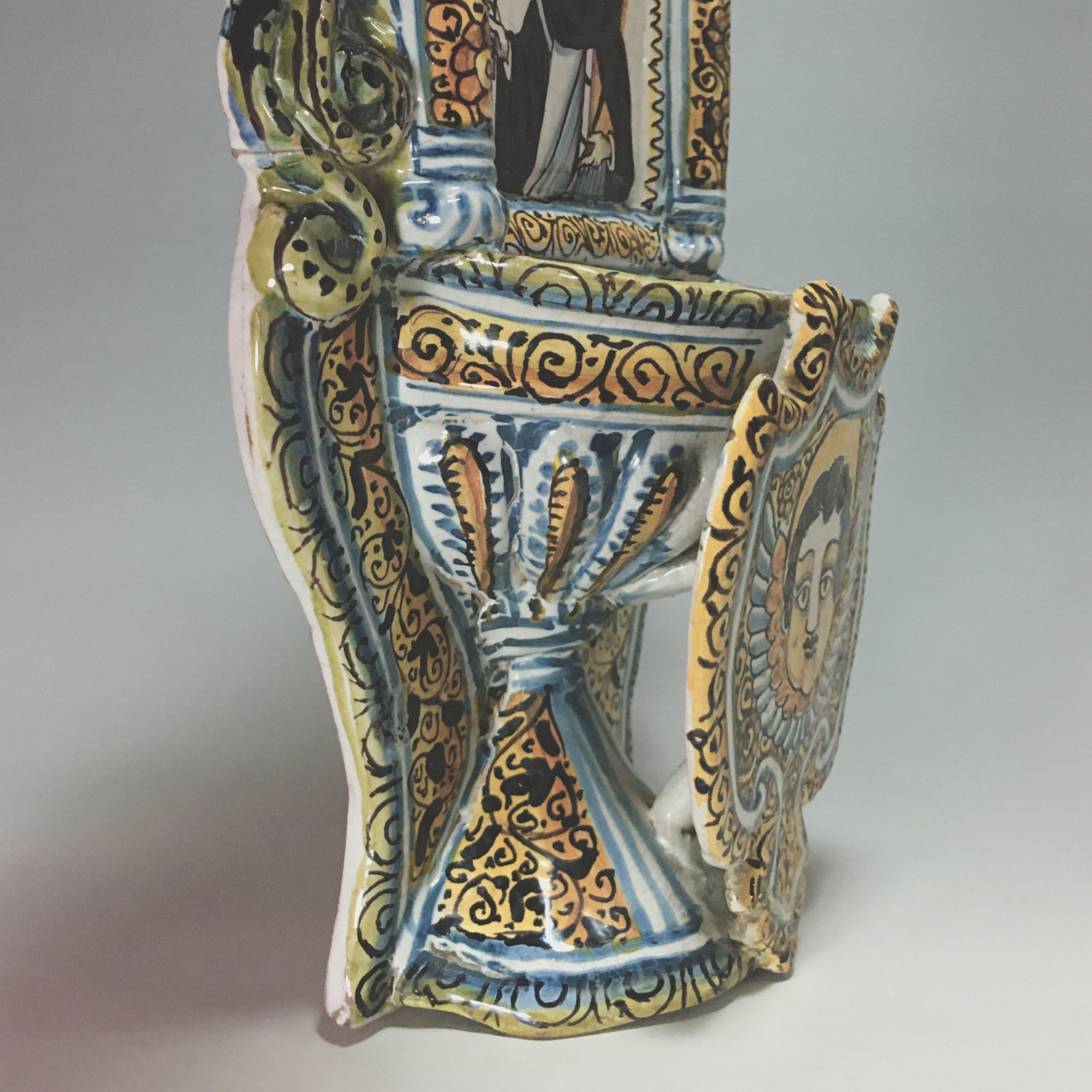 Deruta (Italie) – Grand bénitier d'applique – Début du XVIIe siècle.
