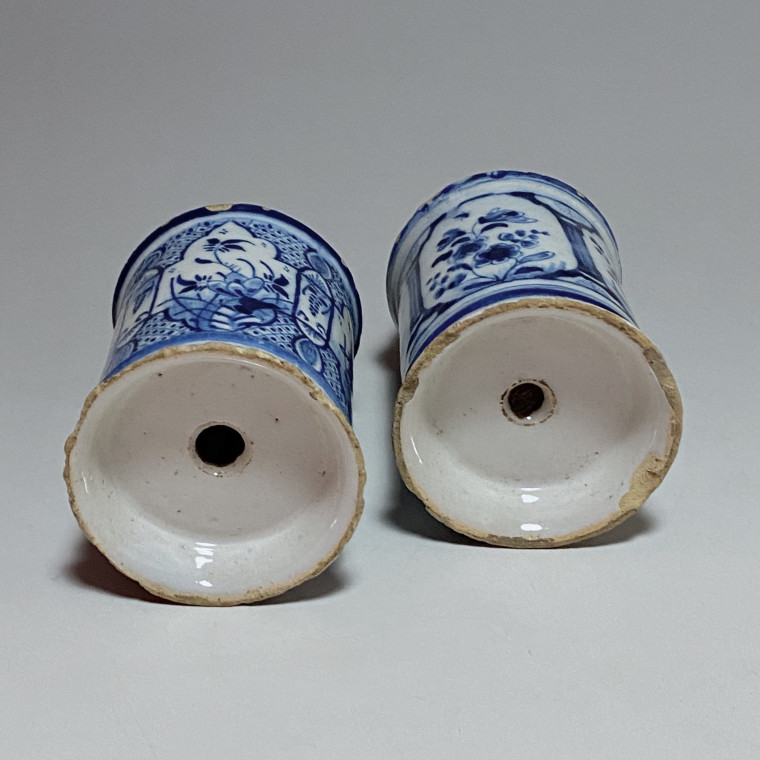 Delft - Paire de saupoudroirs cylindrique en camaïeu bleu - XVIIIe siècle