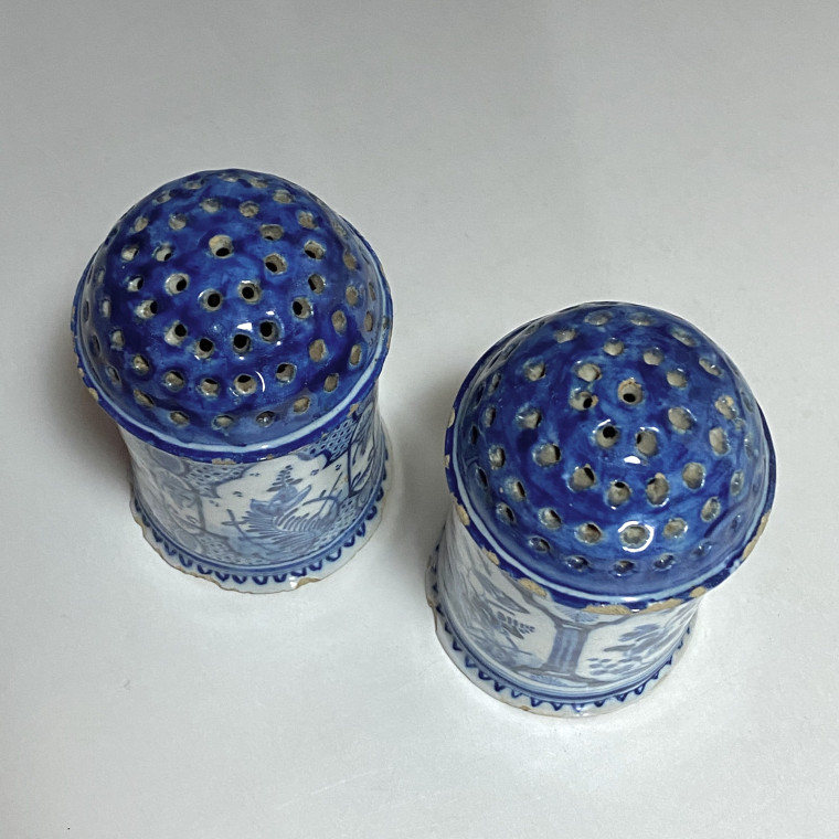Delft - Paire de saupoudroirs en camaïeu bleu - XVIIIe siècle