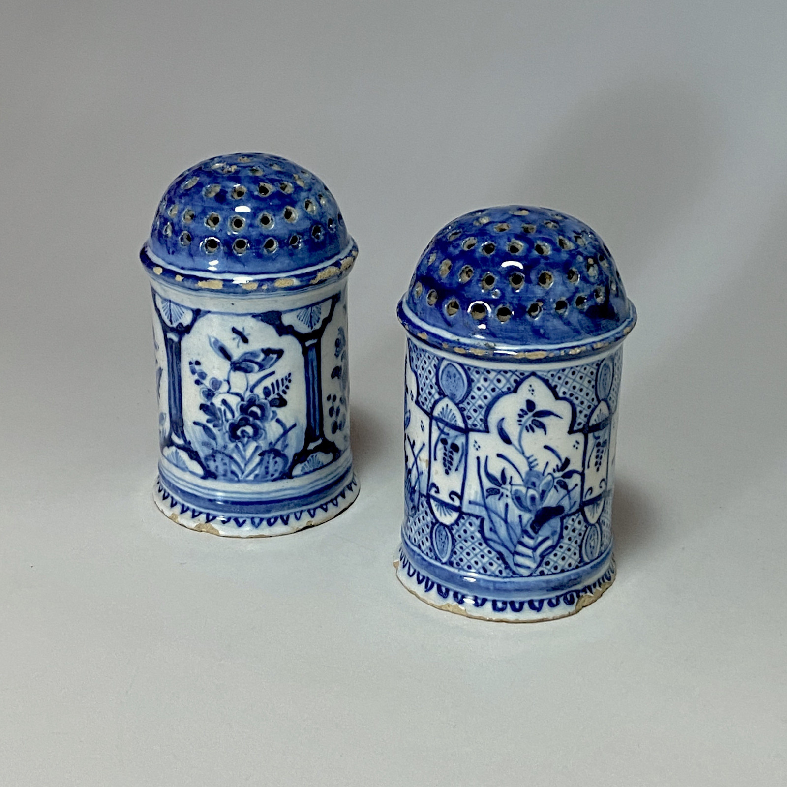 Delft - Paire de saupoudroirs en camaïeu bleu - XVIIIe siècle