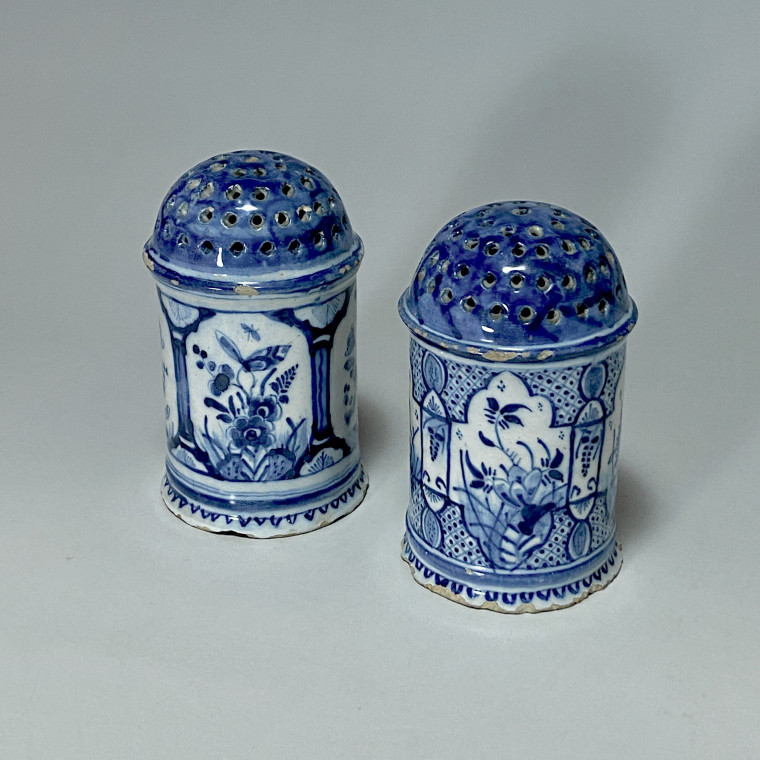 Delft - Paire de saupoudroirs en camaïeu bleu - XVIIIe siècle