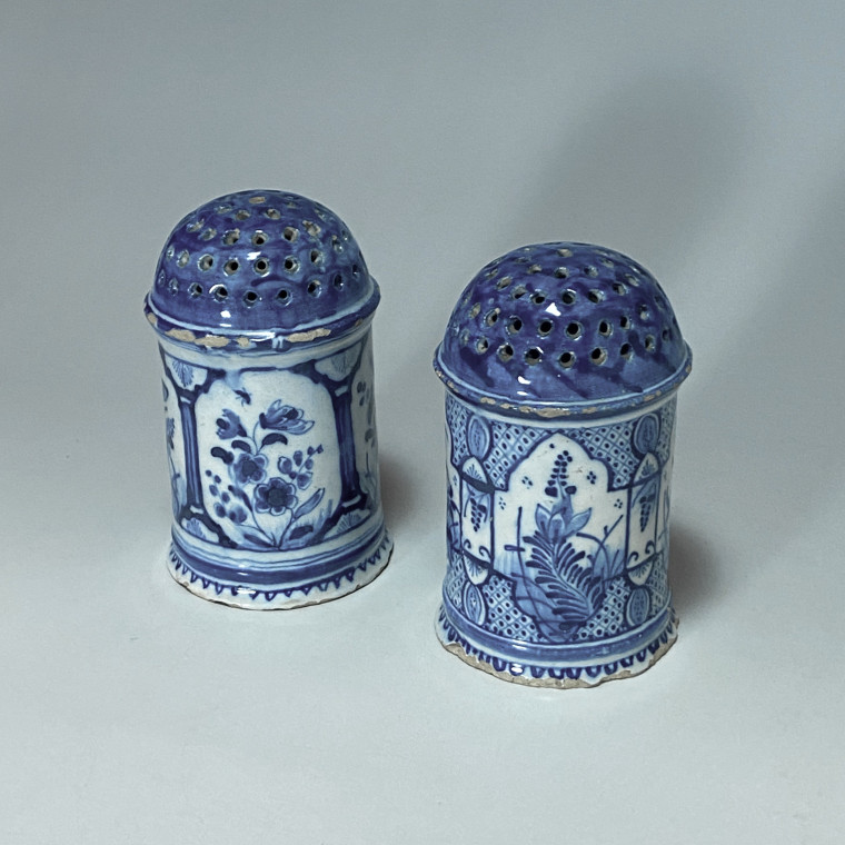 Delft - Paire de saupoudroirs en camaïeu bleu - XVIIIe siècle
