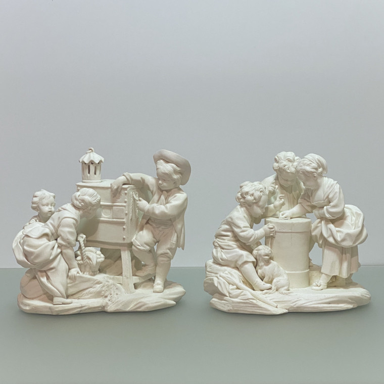 Sèvres – Paire de groupes en biscuit « Le tourniquet » et « La lanterne magique » - XVIIIe siècle