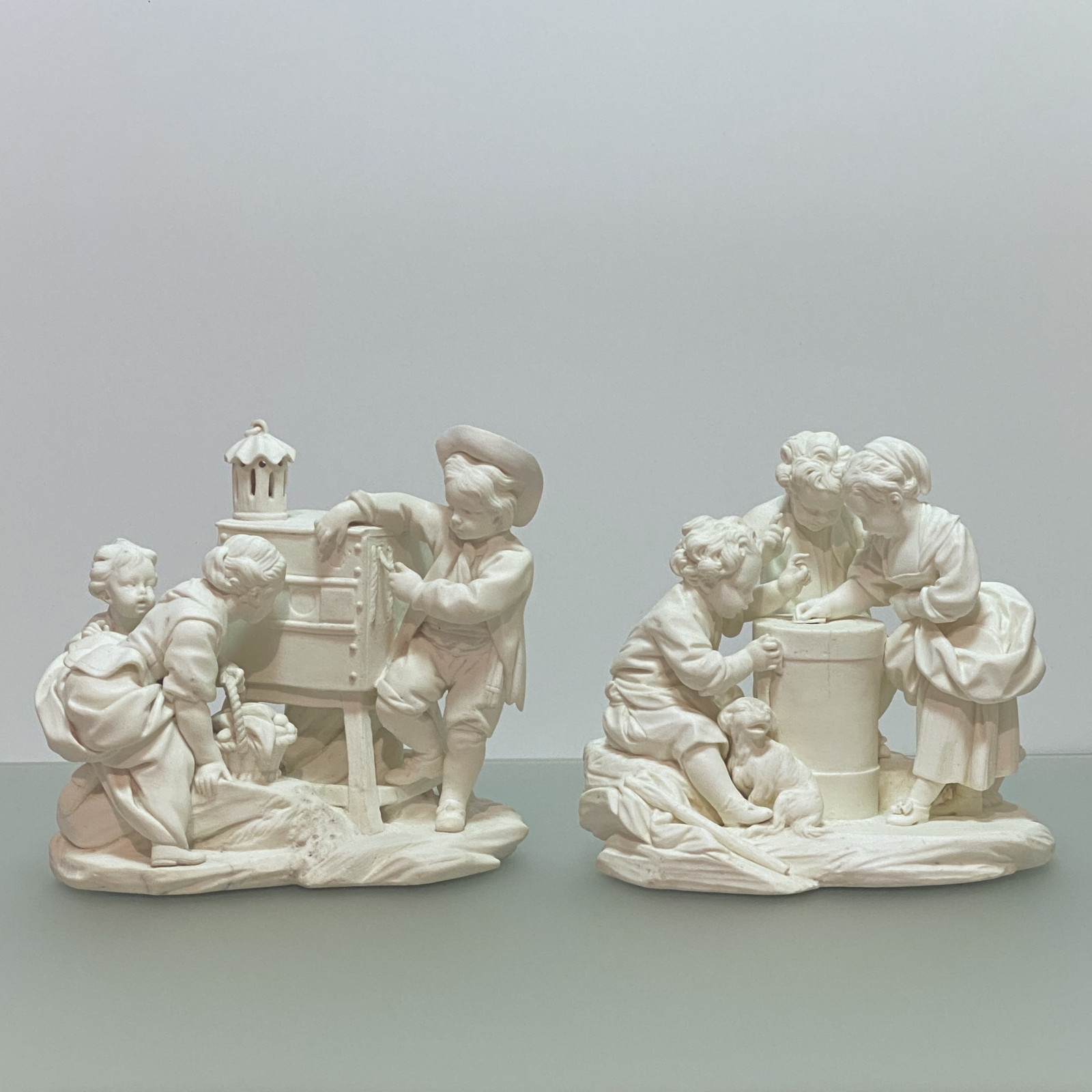 Sèvres – Paire de groupes en biscuit « Le tourniquet » et « La lanterne magique » - XVIIIe siècle