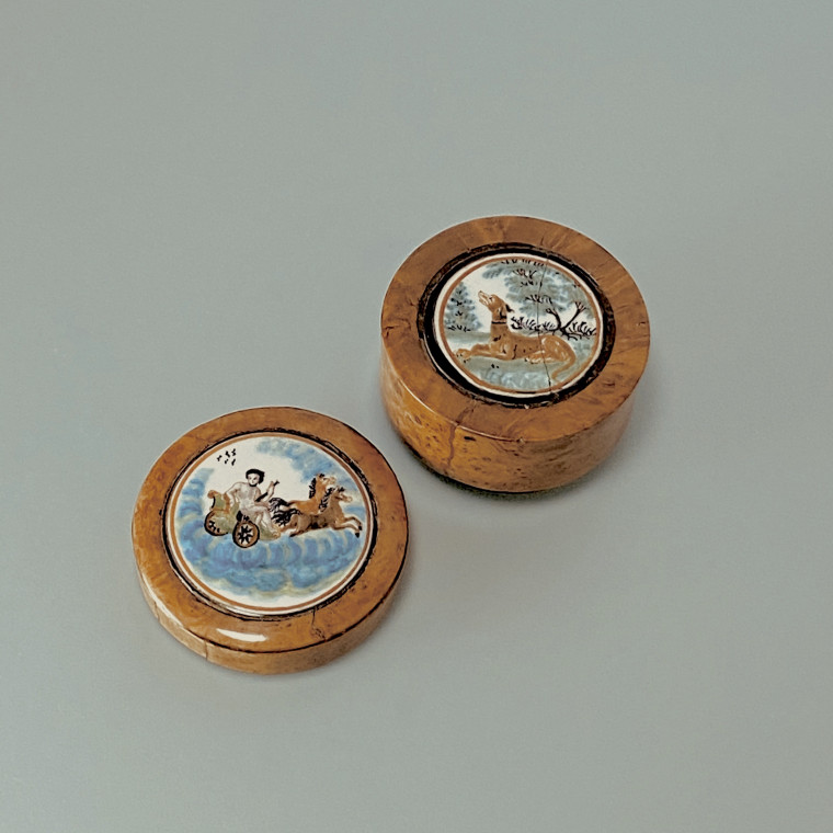 Rare Moustiers earthenware box with boxwood frame - Eighteenth century