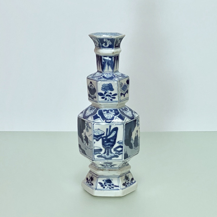 CHINA - Porcelain vase in hexagonal shape - KANGXI Period (1662 - 1722)