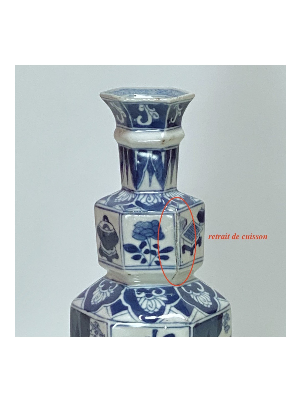 CHINE – Vase en porcelaine de forme hexagonale - Époque KANGXI (1662 – 1722)