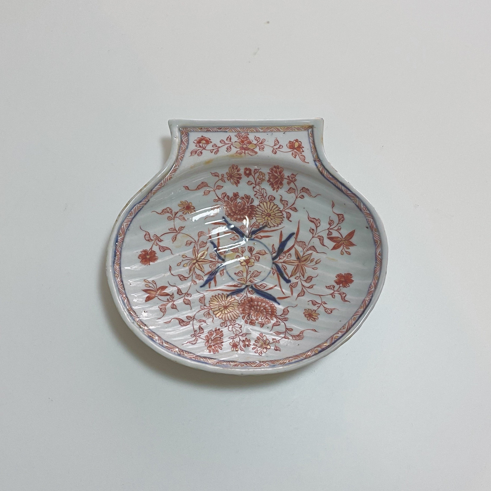 China - Two shells with Imari decoration - Kangxi period (1662-1722)