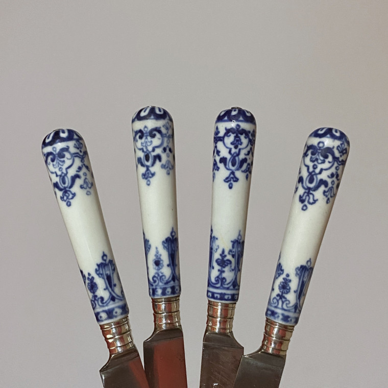 Saint-Cloud – Ensemble de quatre petits couteaux – XVIIIe siècle