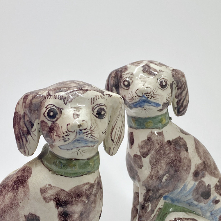 Nord de la France - Paire de tirelires figurant des chiens - XVIIIe siècle