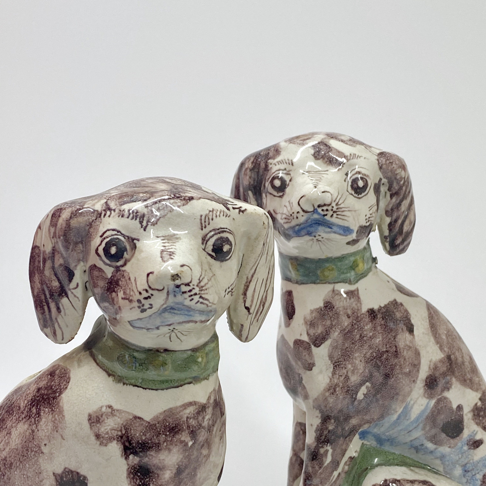 Nord de la France - Paire de tirelires figurant des chiens - XVIIIe siècle