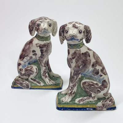 Nord de la France - Paire de tirelires figurant des chiens - XVIIIe siècle